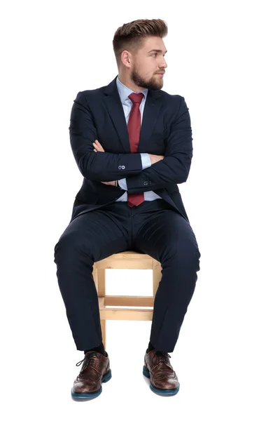 Rilassato giovane uomo d'affari in attesa con le braccia incrociate — Foto Stock