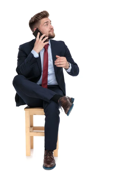 Joven hombre de negocios hablando por teléfono en el estudio —  Fotos de Stock