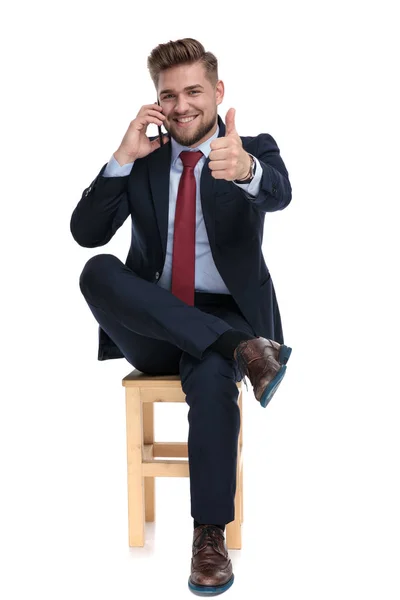 Szczęśliwy młody biznesmen, rozmawiając przez telefon — Zdjęcie stockowe