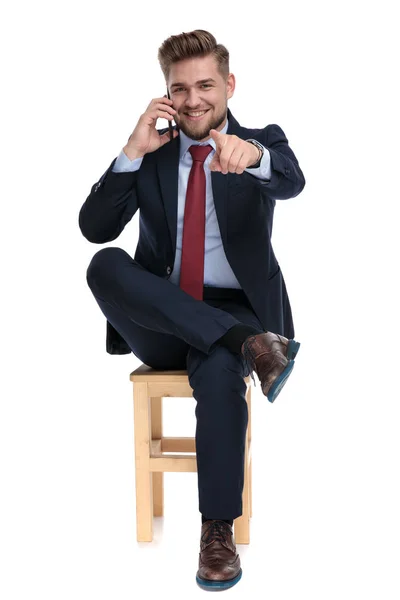 Щасливий молодий бізнесмен розмовляє по телефону — стокове фото