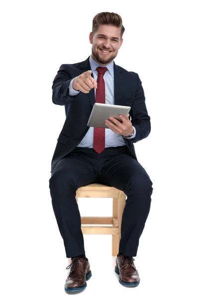 Feliz joven empresario señalando el dedo y la celebración de la ficha —  Fotos de Stock