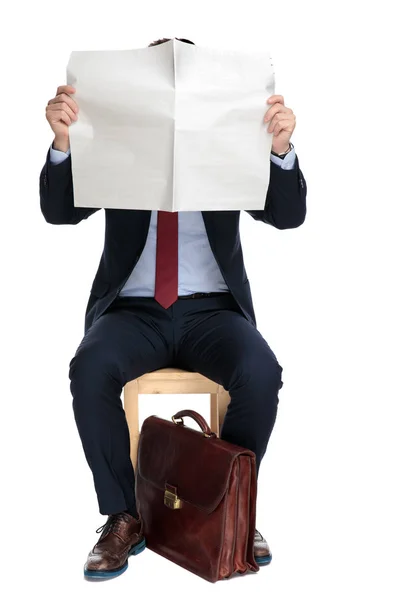 Joven empresario leyendo periódico sobre fondo blanco —  Fotos de Stock