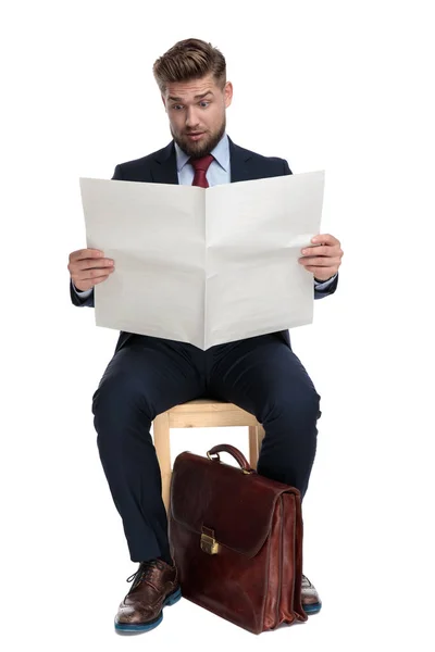 Joven empresario sorprendido leyendo periódico — Foto de Stock