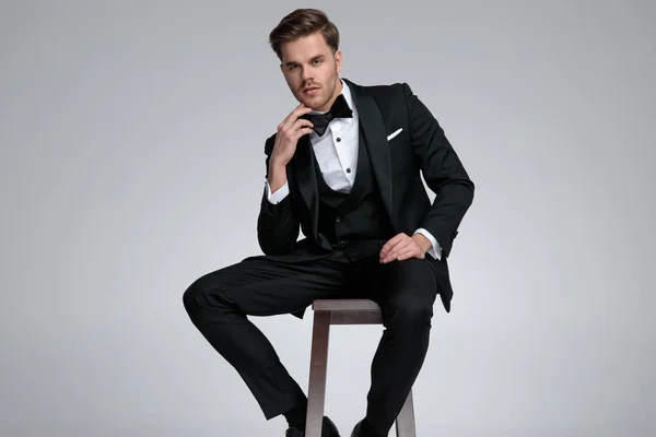 Elegante novio moderno con traje y corbata — Foto de Stock