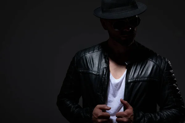 Cooler Modemann mit Lederjacke auf grauem Hintergrund — Stockfoto