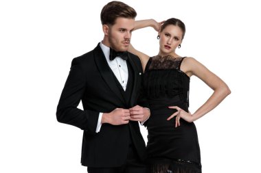 Genç çift ona yaslanırken poz veriyor. 