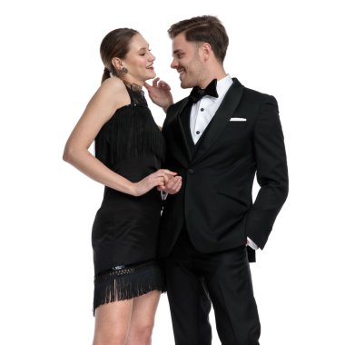 Birbirlerine gülümseyen ve el ele tutuşan sevimli bir çift. 