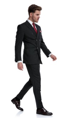 Çift göğüslü takım elbise ve bragu giyen zarif genç iş adamı.