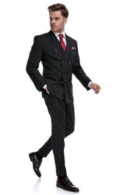 modern iş adamı çift göğüslü takım elbise ve kırmızı kravat giyiyor.