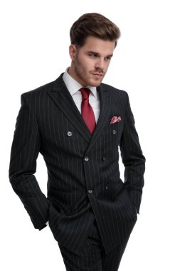 Çift göğüslü ve kırmızı t-shirt giyen zarif genç iş adamı.