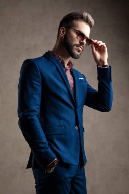 İş adamı el ele tutuşup güneş gözlüğünü tamir ediyor.