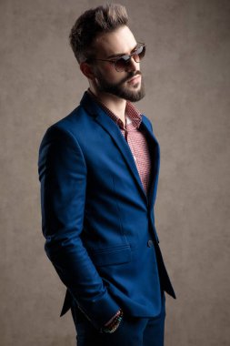 Elleri ceplerinde duran işadamı geleceğe bakıyor.