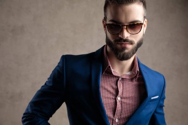 İş dünyası ayakta duruyor ve kameraya güçlü bir tavırla bakıyor.