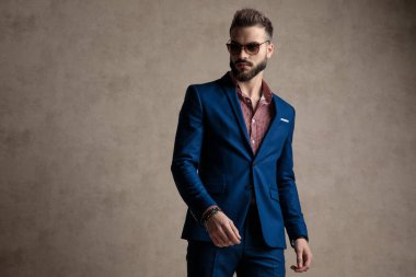 İşadamı dikiliyor ve dalgın dalgın bakıyor.