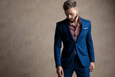 işadamı ayakta ve üzgün aşağı bakıyor