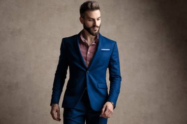 İşadamı dikiliyor ve dalgın dalgın bakıyor