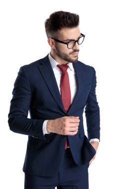 Düşünceli iş adamı elini cebinde tutuyor. 