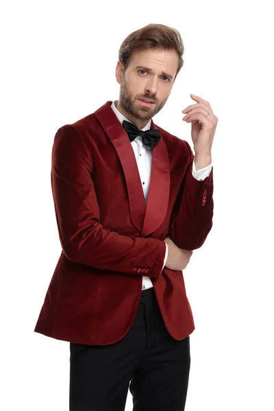 Arrogant ung man klädd i röd sammet smoking — Stockfoto