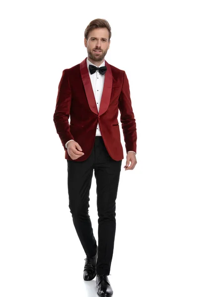 Modelo de moda vestindo smoking de veludo vermelho e andando — Fotografia de Stock