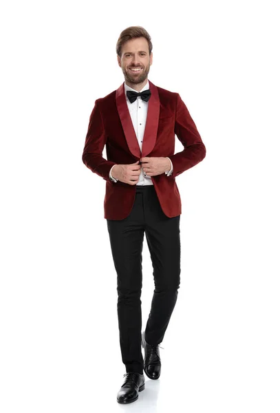 Heureux jeune modèle de mode fixant manteau de velours rouge — Photo