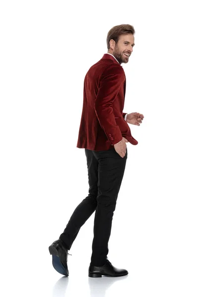 Feliz joven hombre de la moda con esmoquin de terciopelo rojo — Foto de Stock