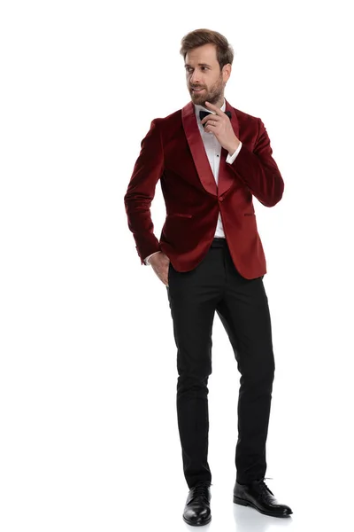 Divat srác visel piros bársony szmoking és csokornyakkendő — Stock Fotó