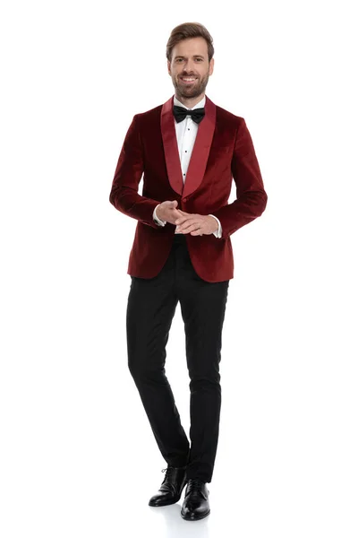 Jovem feliz vestindo smoking de veludo vermelho e gravata preta — Fotografia de Stock