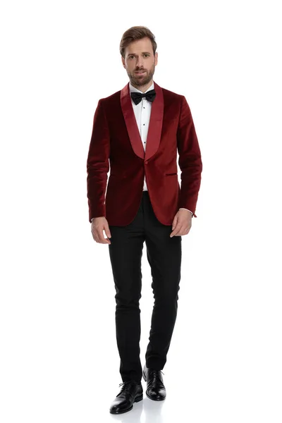 Hombre de moda con esmoquin de terciopelo rojo y corbata — Foto de Stock