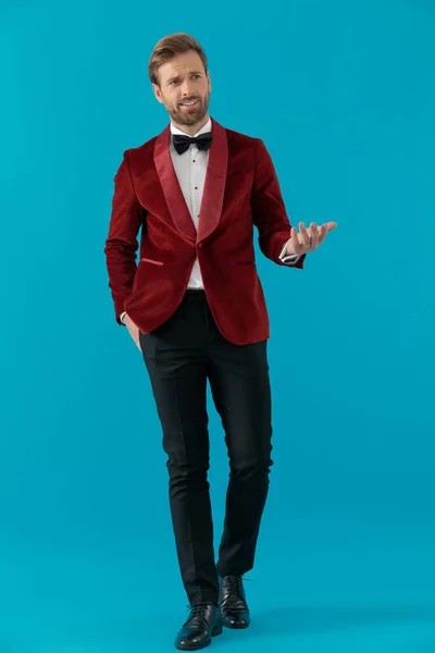 Elegant fashion man wearing red velvet tuxedo — Stock Photo, Image