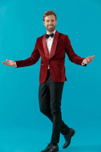 Homem elegante feliz vestindo smoking de veludo vermelho e acolhedor — Fotografia de Stock