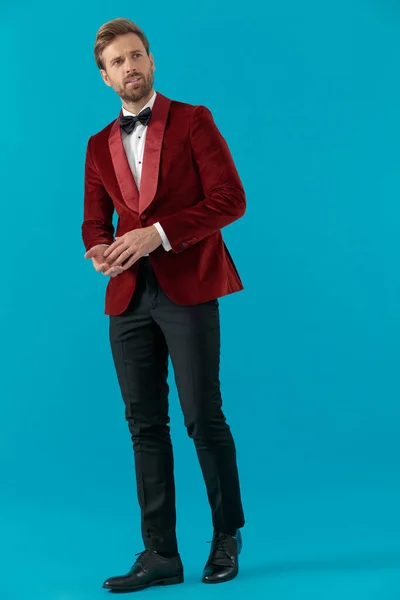 Elegante modeman met rode fluwelen smoking aan — Stockfoto