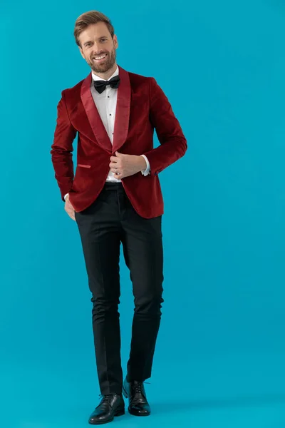Feliz homem de moda elegante vestindo smoking de veludo vermelho — Fotografia de Stock