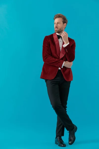 Elegante joven hombre de moda con esmoquin de terciopelo rojo — Foto de Stock