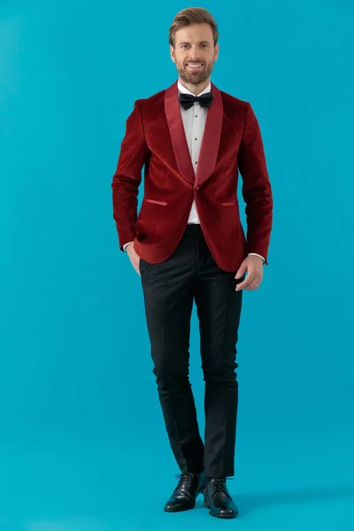 Feliz hombre elegante usando esmoquin de terciopelo rojo y sonriendo — Foto de Stock