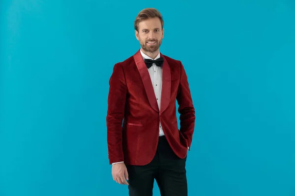 Joven elegante hombre usando esmoquin de terciopelo rojo y sonriendo — Foto de Stock