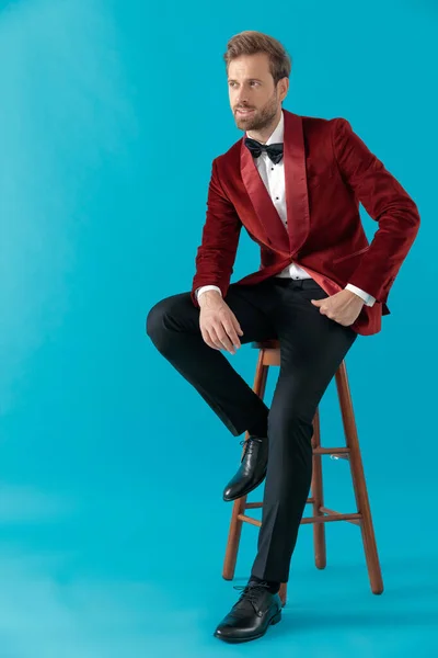 Uomo elegante e premuroso che indossa uno smoking di velluto rosso — Foto Stock
