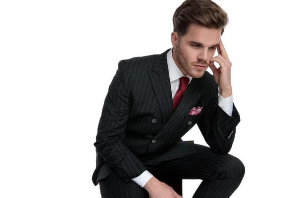 Elegante joven hombre de negocios con traje de doble pecho y t rojo —  Fotos de Stock