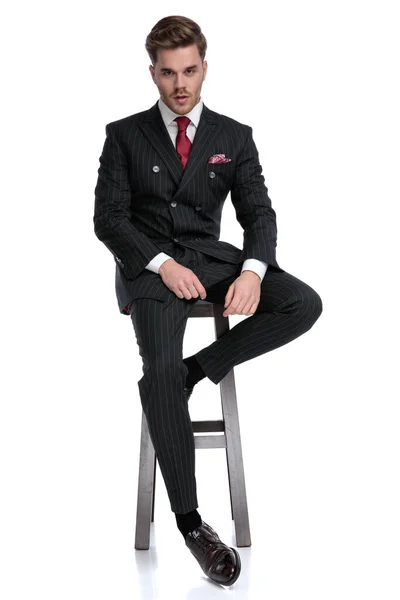 Ung modern affärsman bär dubbelknäppt kostym och röd ti — Stockfoto