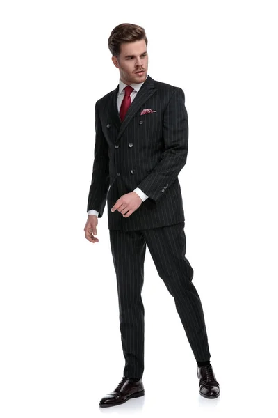 Módní obchodník v dvouřadovém obleku a elegantním bráchovi — Stock fotografie