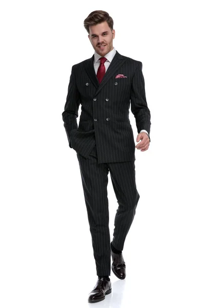 Empresário elegante vestindo terno de peito duplo e gravata vermelha — Fotografia de Stock