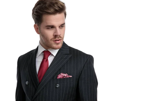 Elegante joven hombre de negocios con traje de doble pecho y t rojo —  Fotos de Stock