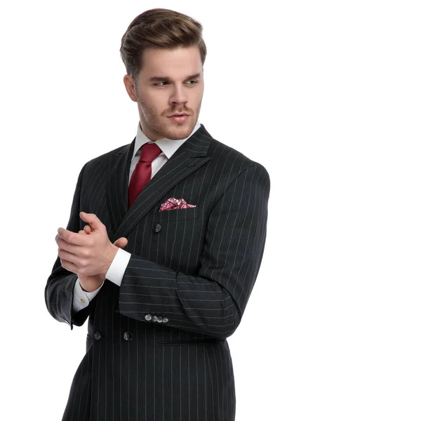 Homme d'affaires élégant portant un costume à double poitrine et une cravate rouge — Photo