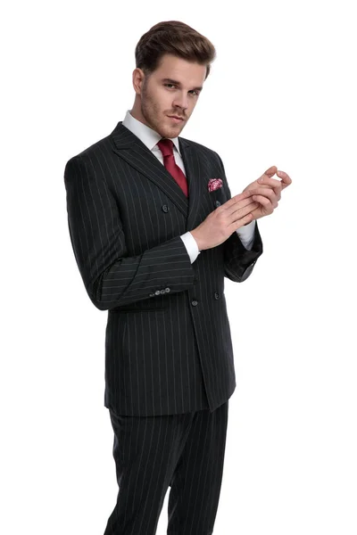 Κομψός επιχειρηματίας με δίστηλο κοστούμι και κόκκινη γραβάτα — Φωτογραφία Αρχείου