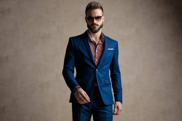 Traje azul marino fotos de stock, imágenes Traje azul marino sin royalties | Depositphotos