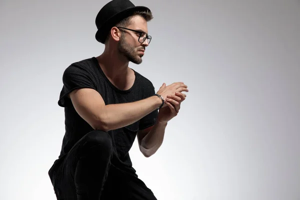 Pessoa Agachada Fotografias De Banco De Imagens Imagens Livres De Direitos Autorais Pessoa Agachada Pagina 3 Depositphotos