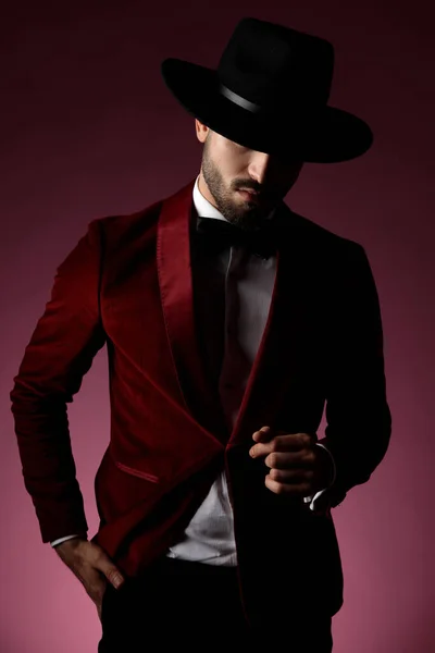 Modelo de moda atraente vestindo smoking de veludo vermelho — Fotografia de Stock