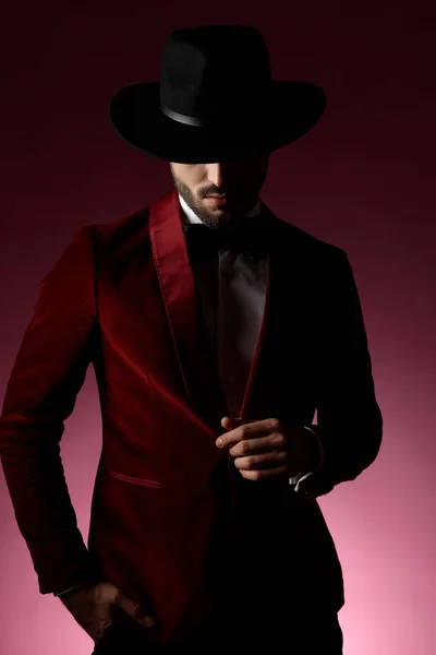 Tajemniczy młody człowiek w czerwonym aksamitnym smokingu i kapeluszu — Zdjęcie stockowe