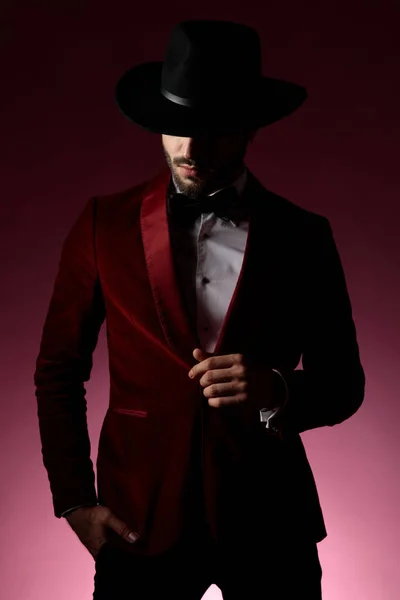Mystisk mode man bär röd sammet smoking — Stockfoto