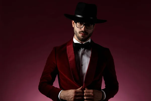 Seducente uomo di moda che indossa smoking e cappello di velluto rosso — Foto Stock