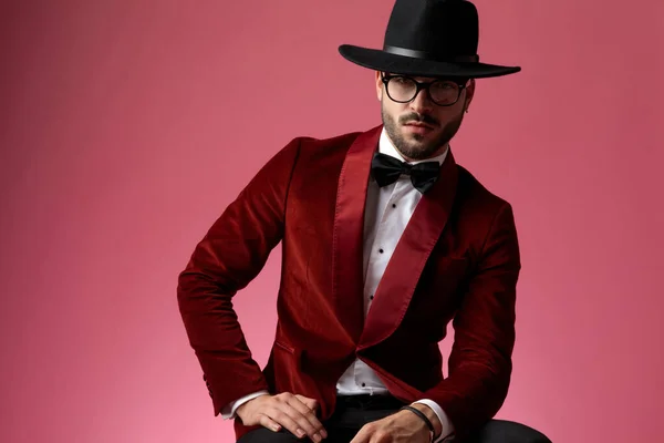 Moda modelo elegante vestindo smoking de veludo vermelho e chapéu — Fotografia de Stock